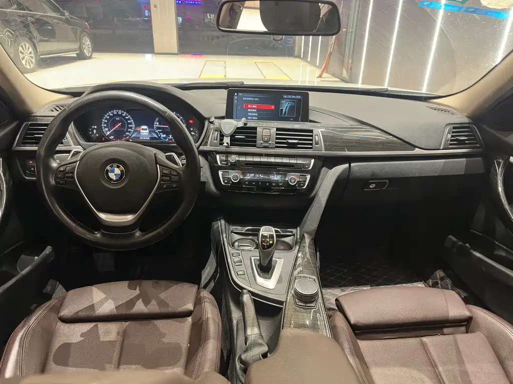 BMW 3 Series 2018 — фото 12