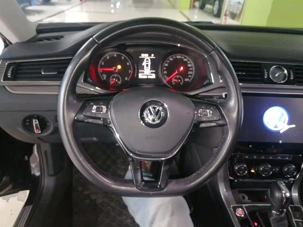 Volkswagen Passat 2017 — фото 11