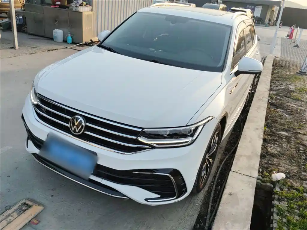 Volkswagen Tiguan L 2022 — фото 1