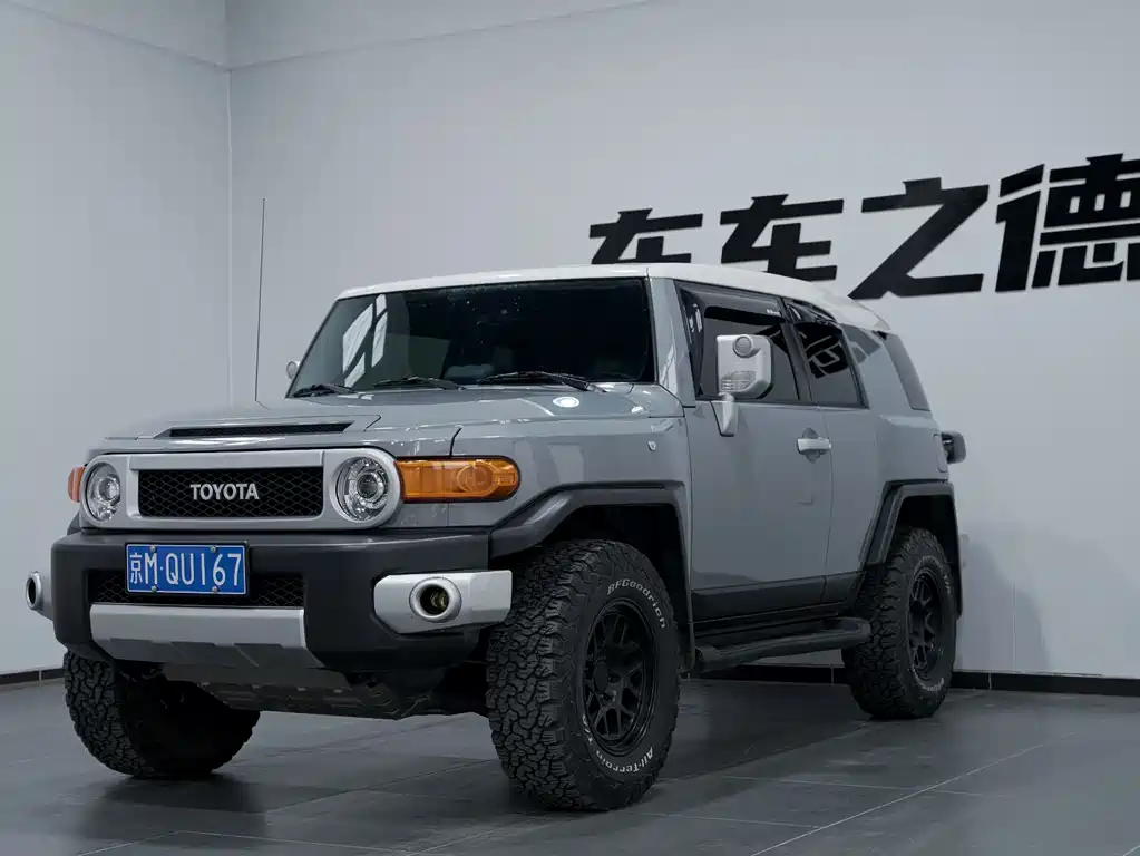 Toyota FJ Cruiser 2024 — фото 1