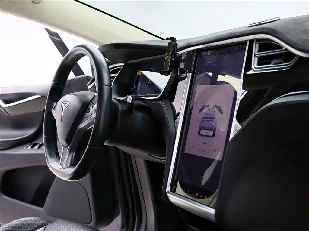 Tesla Model X 2017 — фото 10