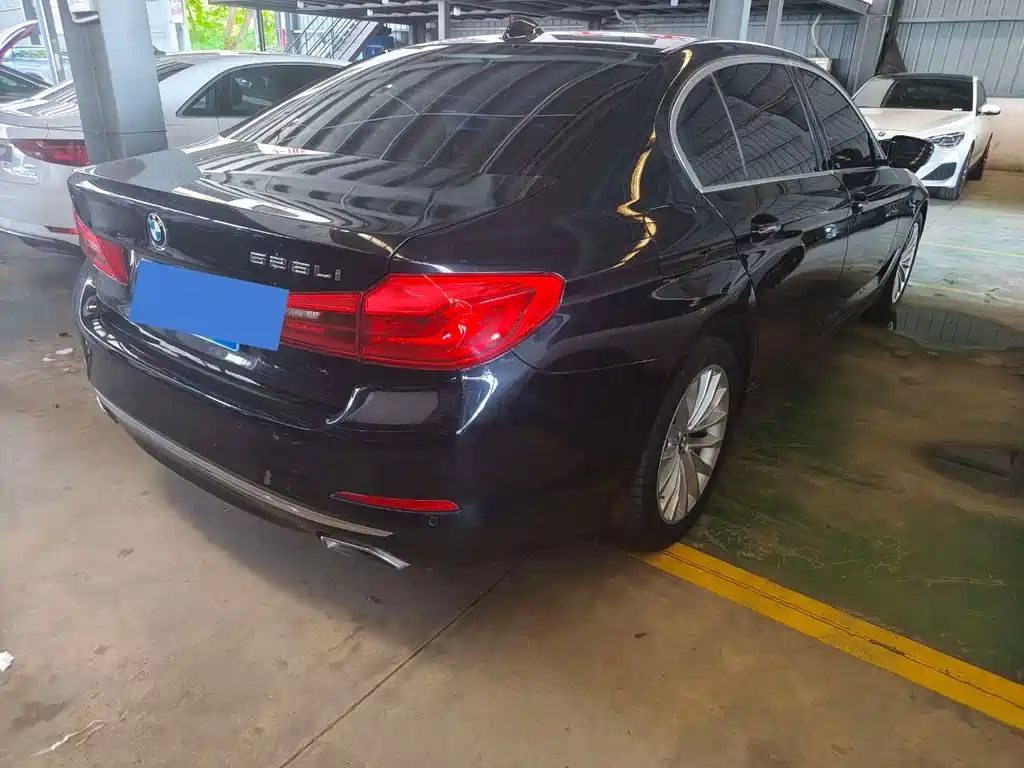 BMW 5 Series 2018 — фото 16