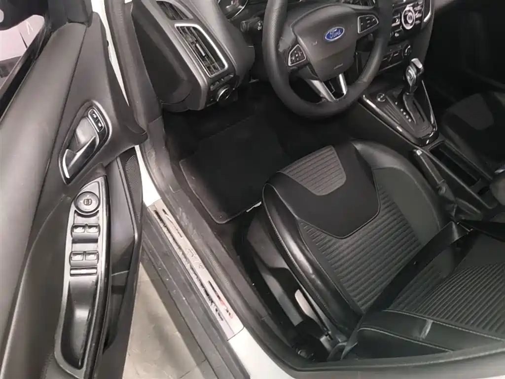 Ford Focus 2018 — фото 16