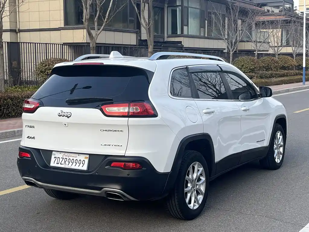 Jeep Cherokee 2017 — фото 10