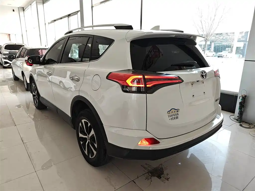 Toyota RAV4 2018 — фото 5