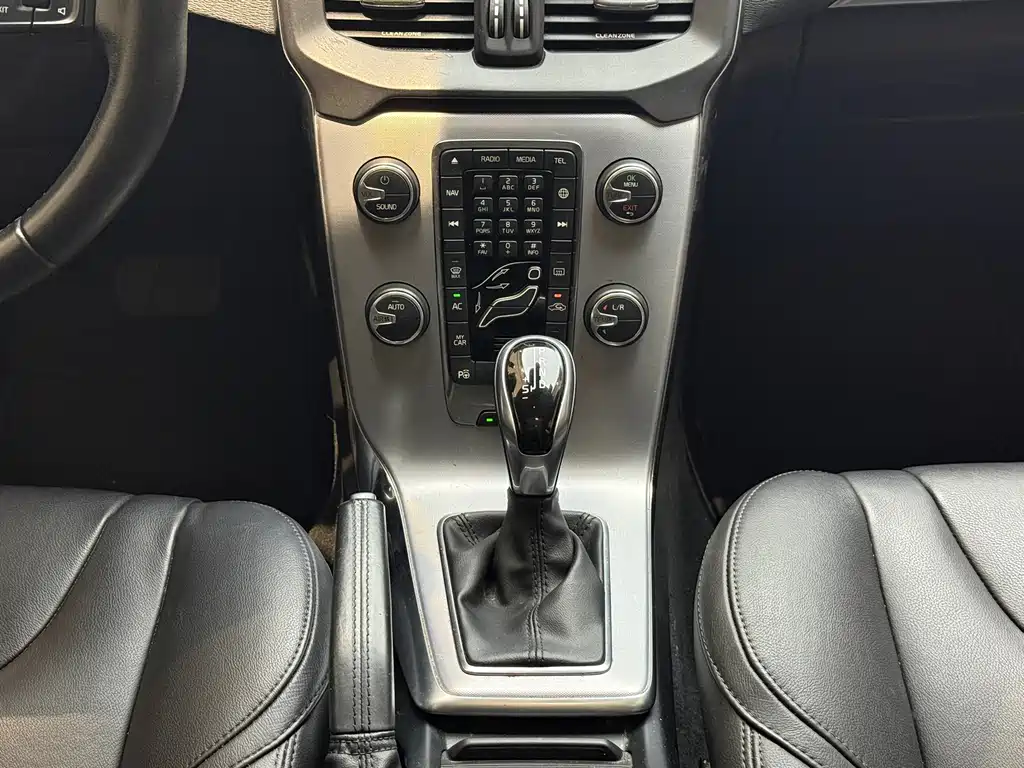 Volvo V40 2017 — фото 14