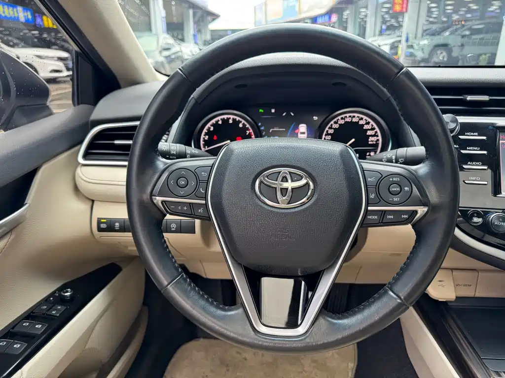 Toyota Camry 2018 — фото 16