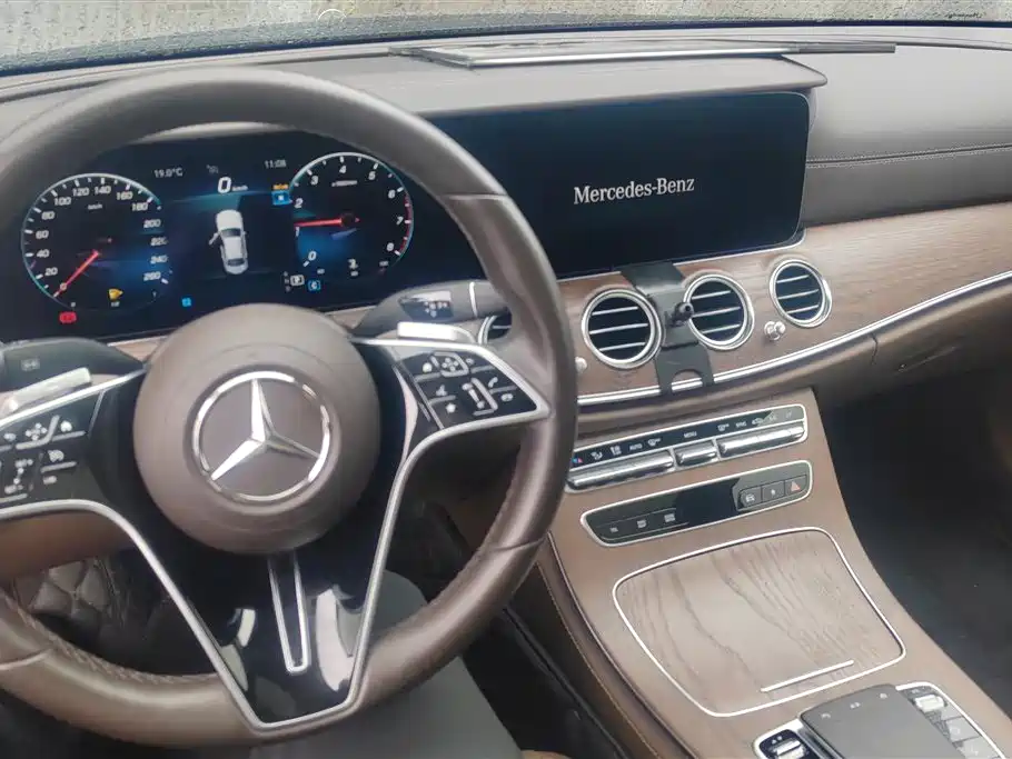 Mercedes-Benz E-Class 2023 — фото 12
