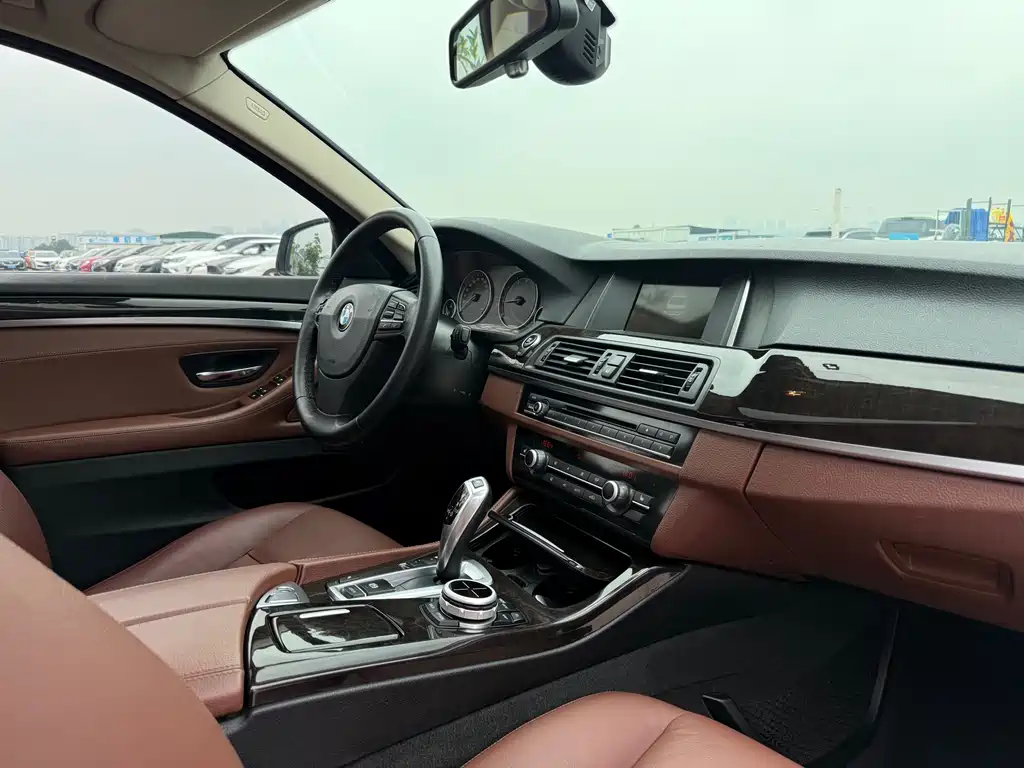 BMW 5 Series 2015 — фото 10