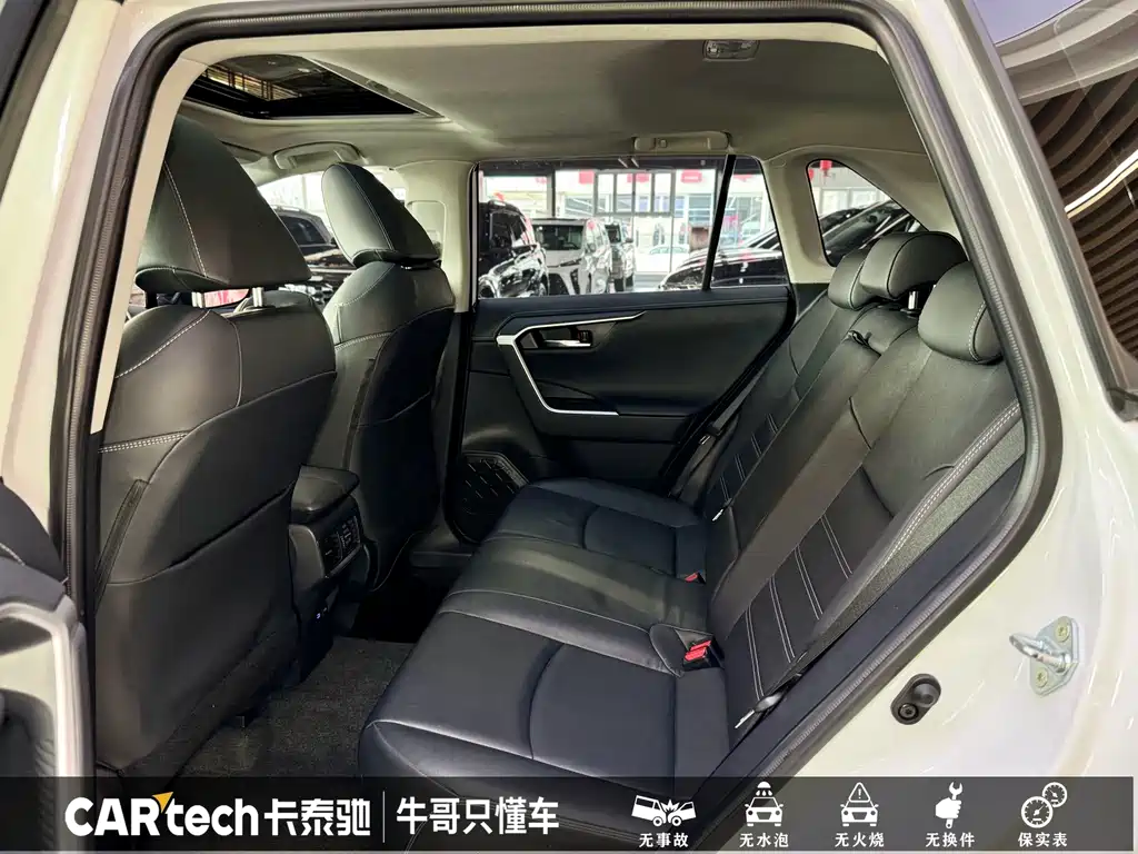 Toyota RAV4 2023 — фото 17