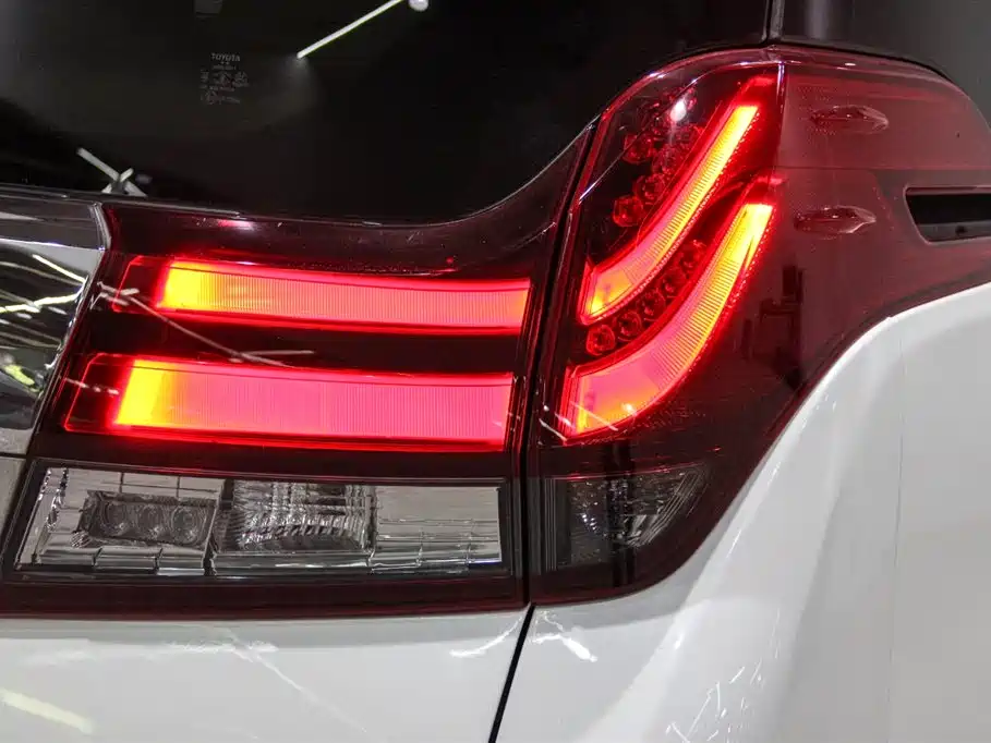 Toyota Alphard 2017 — фото 8
