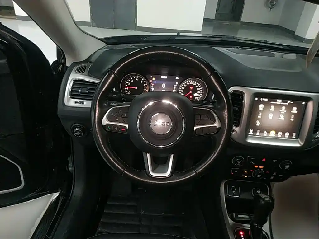 Jeep Compass 2018 — фото 11