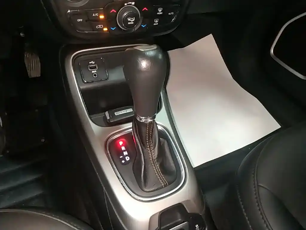 Jeep Compass 2018 — фото 14