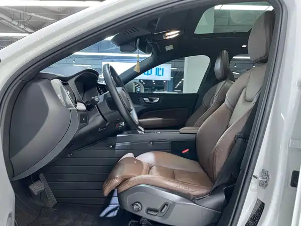 Volvo XC60 2022