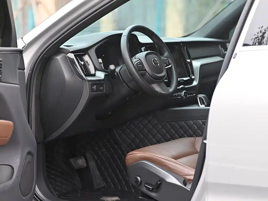 Volvo XC60 2022 — фото 4