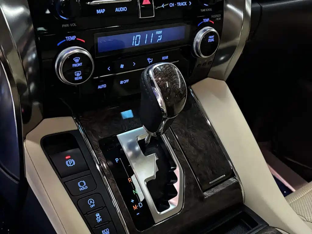 Toyota Alphard 2022 — фото 11