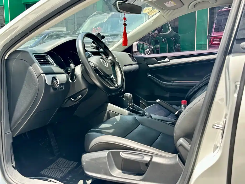 Volkswagen Sagitar 2018