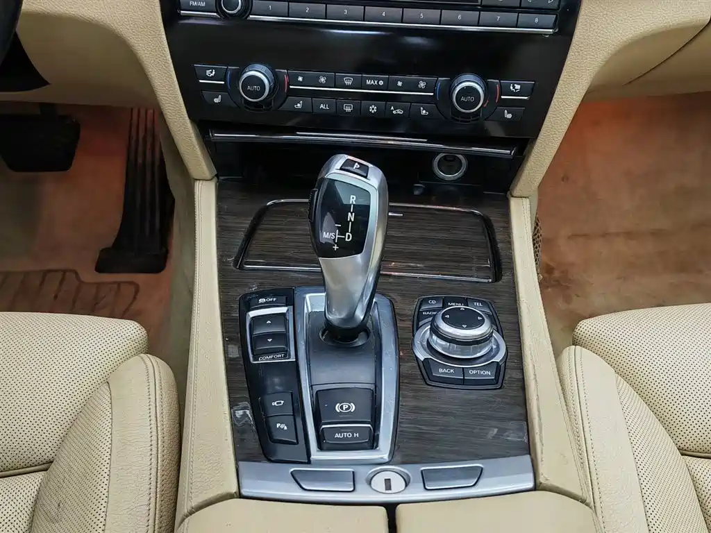 BMW 7 Series 2011 — фото 13