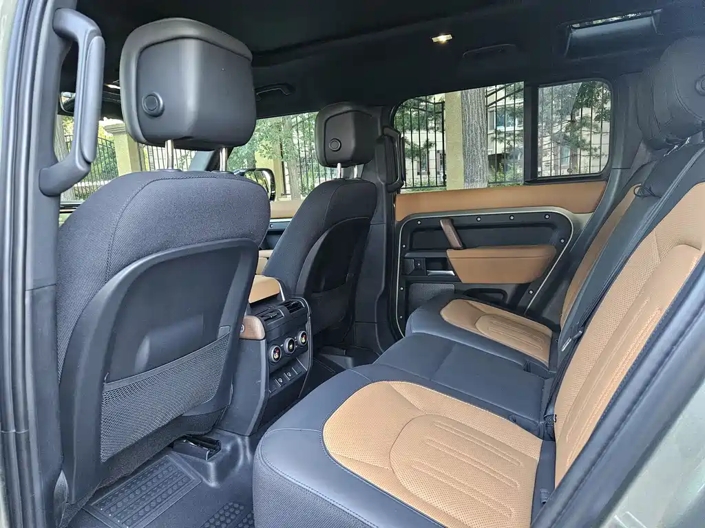 Land Rover Defender 2023 — фото 8