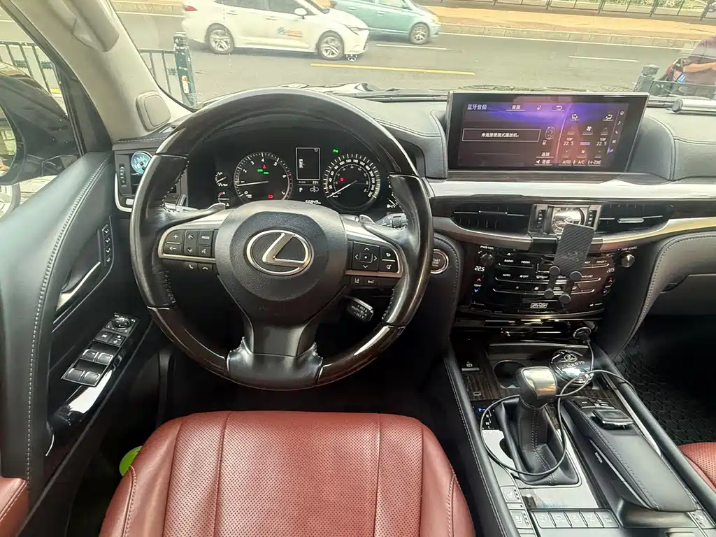 Lexus LX 2019 — фото 15