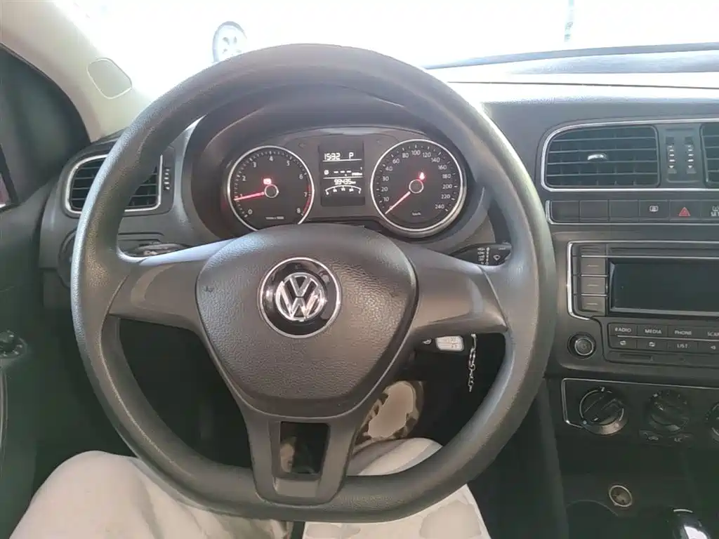 Volkswagen Polo 2015 — фото 11