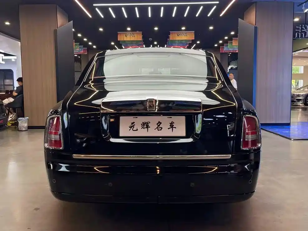 Rolls-Royce Phantom 2016 — фото 21