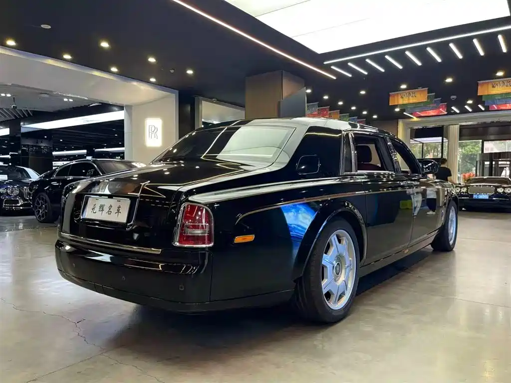 Rolls-Royce Phantom 2016 — фото 22