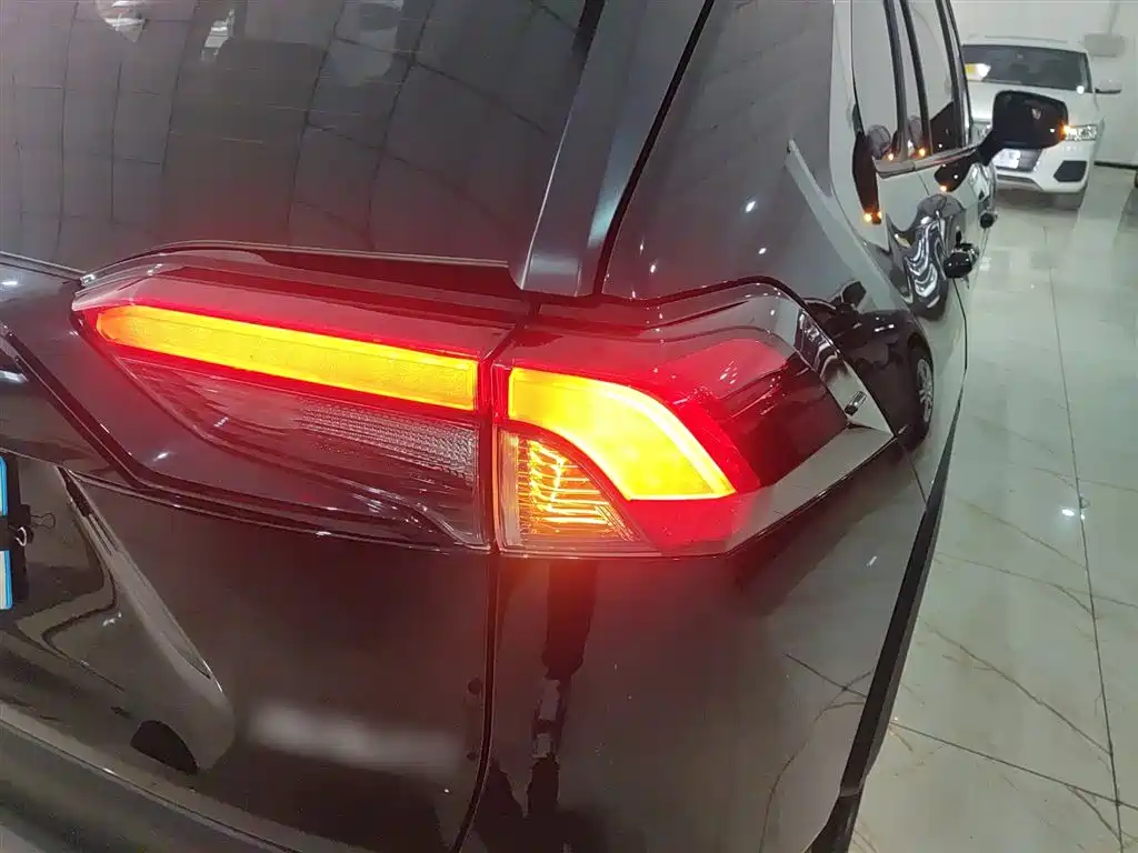 Toyota RAV4 2023 — фото 24