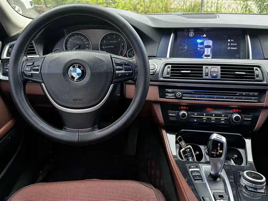 BMW 5 Series 2015 — фото 16