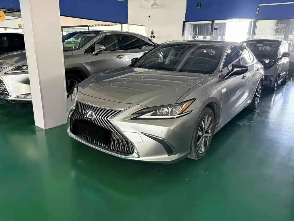 Lexus ES 2019 — фото 1