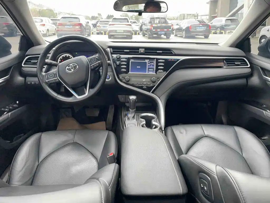 Toyota Camry 2019 — фото 9