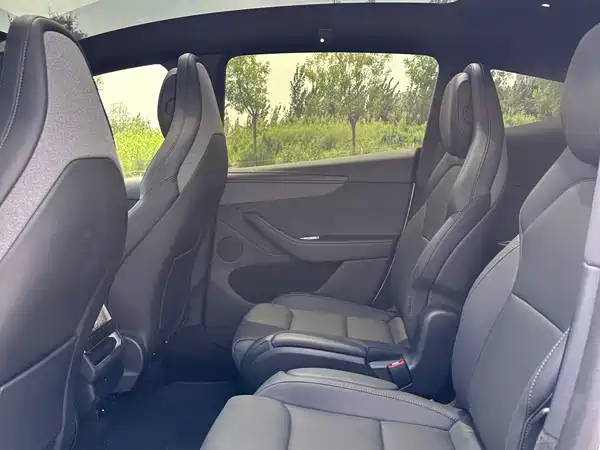 Tesla Model Y L 2026