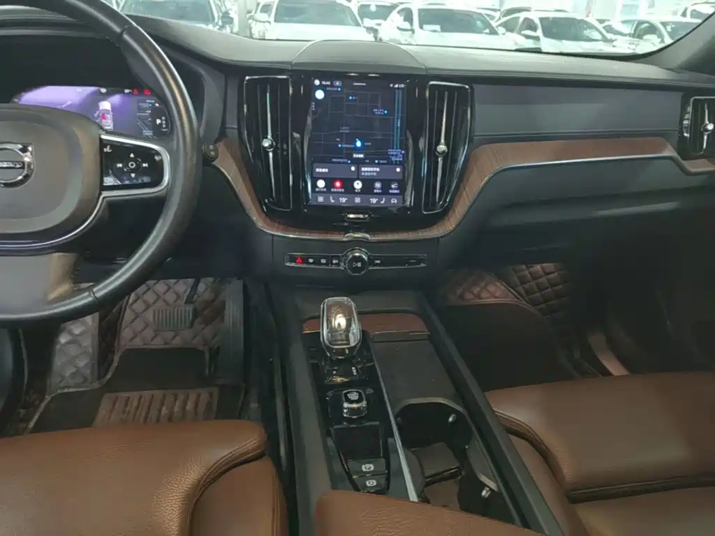 Volvo XC60 2022 — фото 13