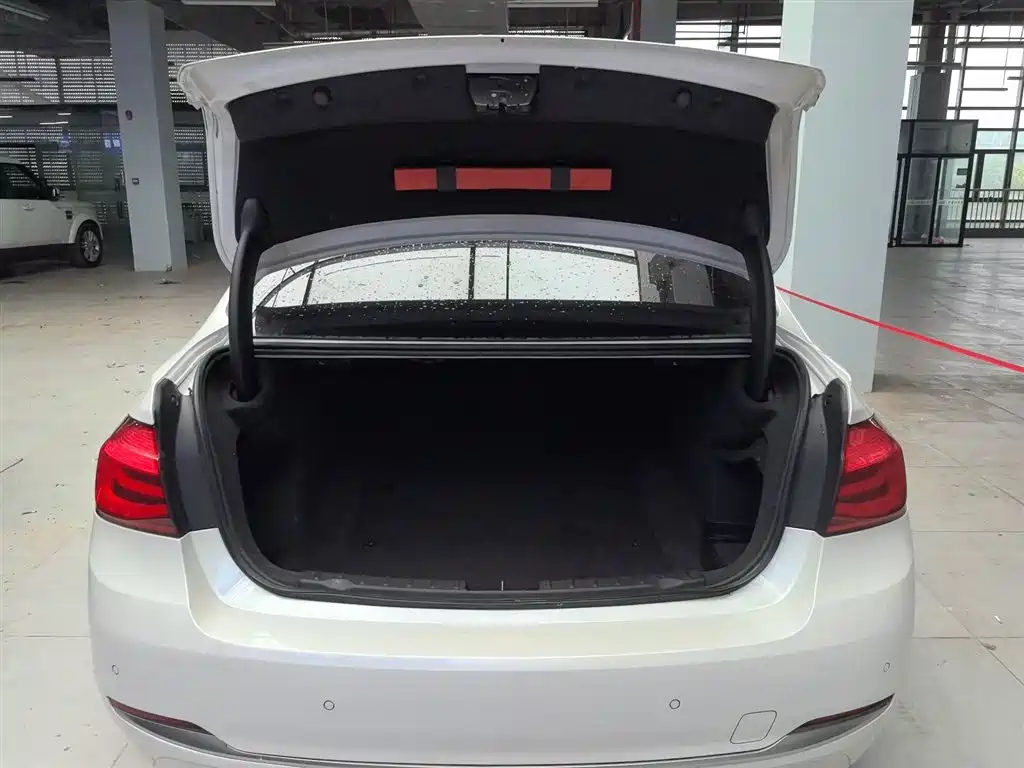 BMW 3 Series 2019 — фото 15