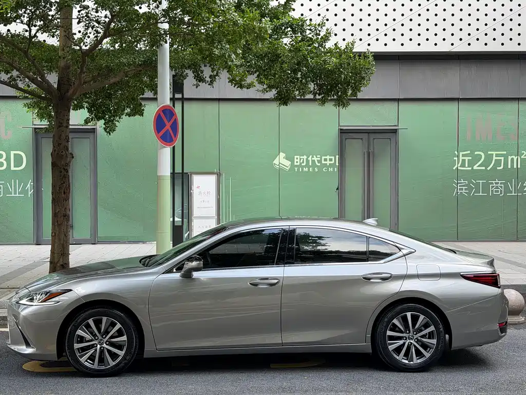 Lexus ES 2020 — фото 16