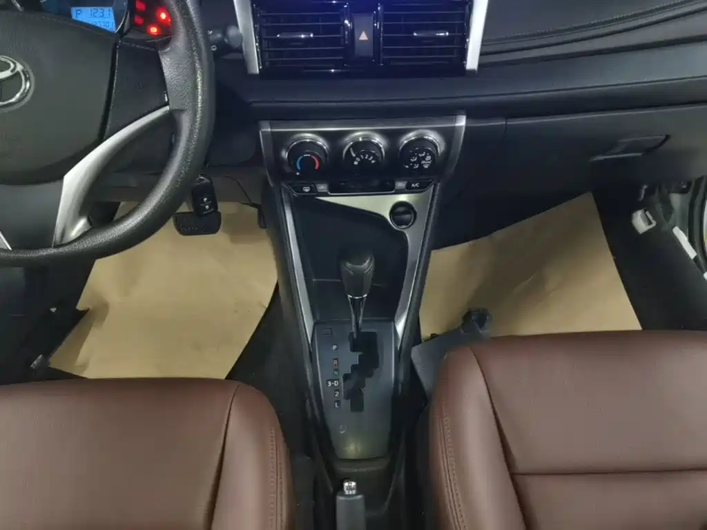 Toyota Yaris L 2015 — фото 14