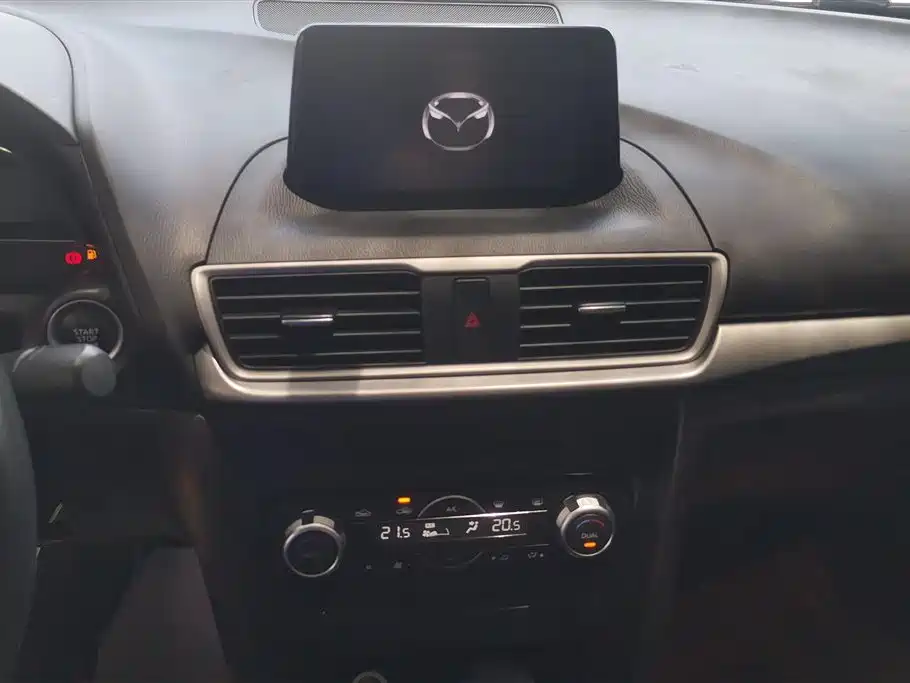 Mazda 3 Axela 2019 — фото 13