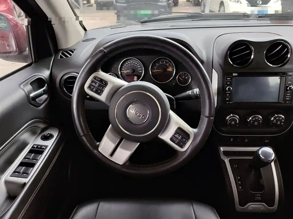 Jeep Compass 2015 — фото 11