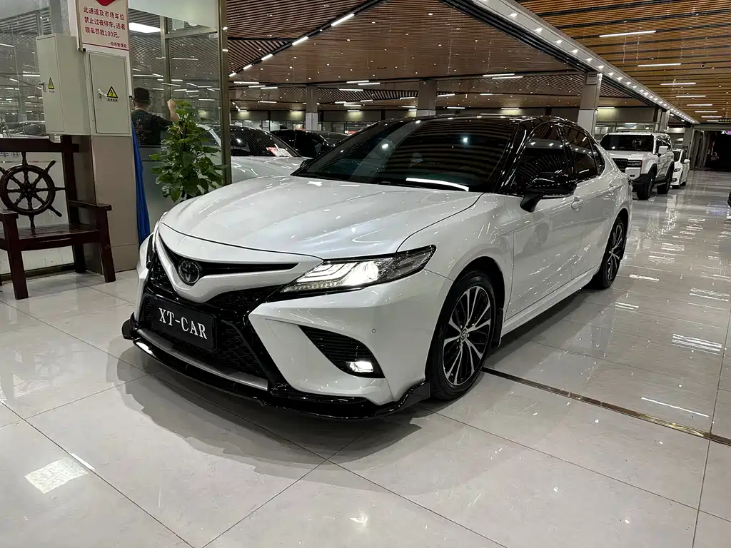 Toyota Camry 2018 — фото 1