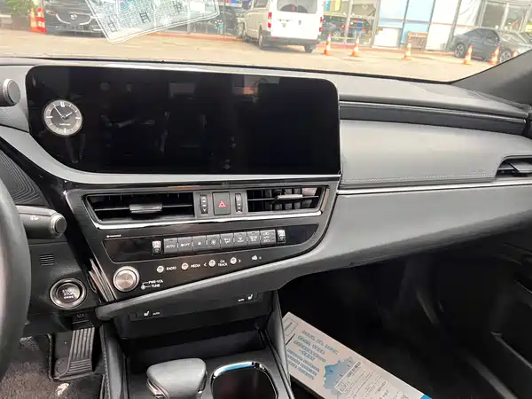 Lexus ES 2023