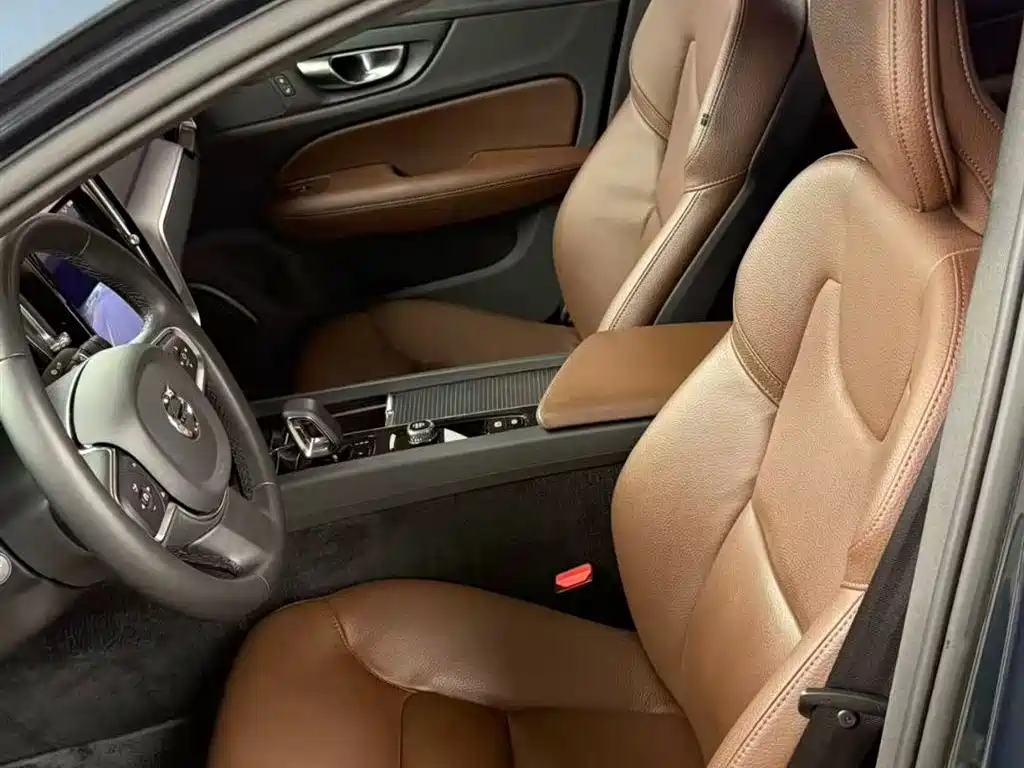 Volvo S60 2023 — фото 17