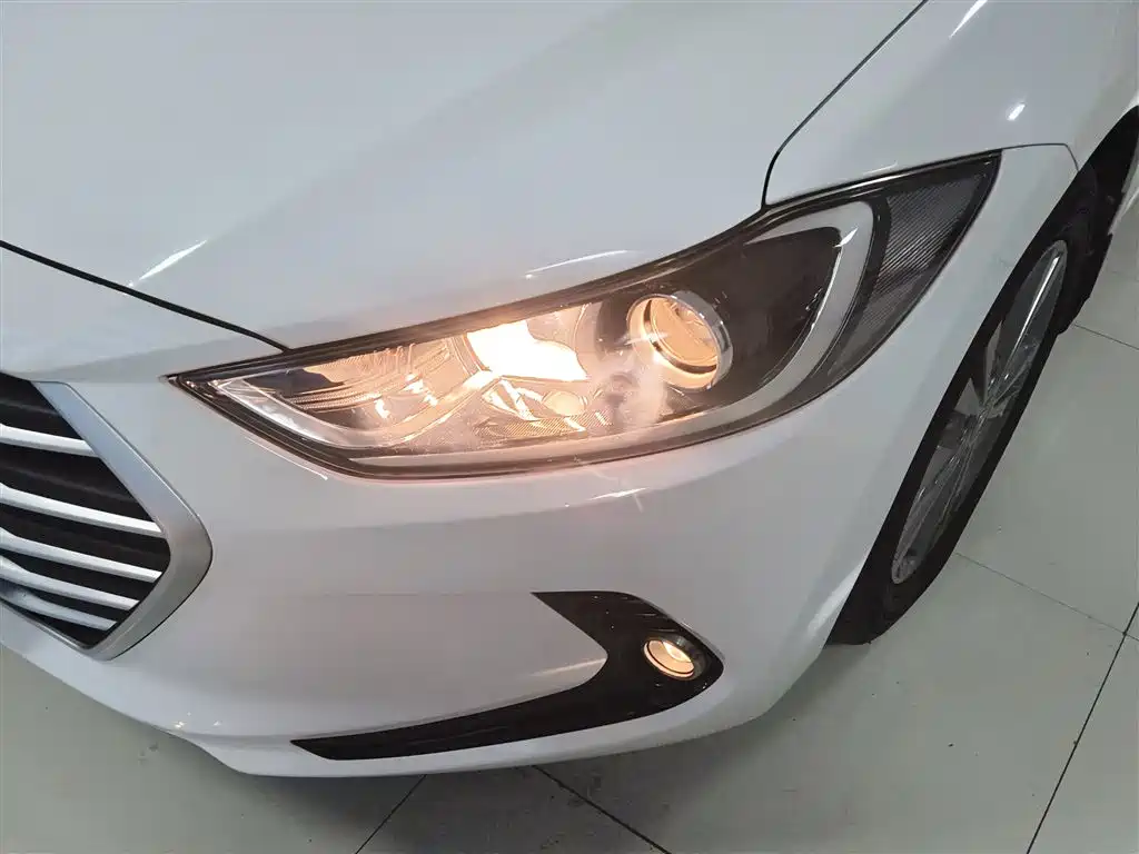 Hyundai Elantra 2019 — фото 18