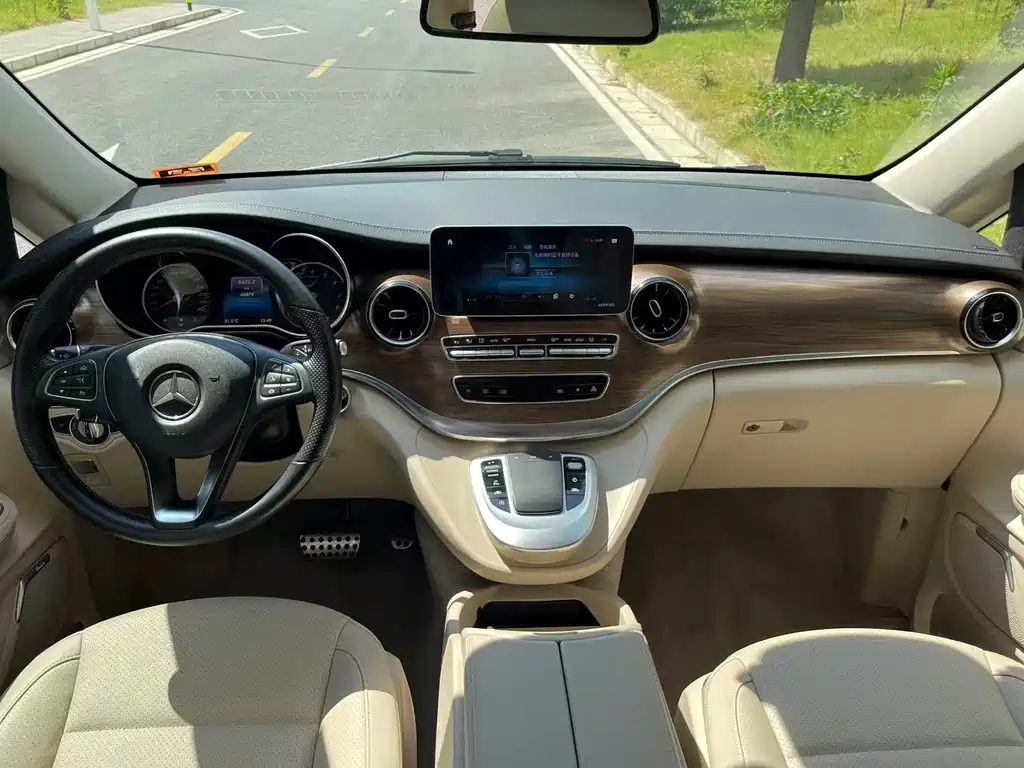 Mercedes-Benz V-Class 2022 — фото 11