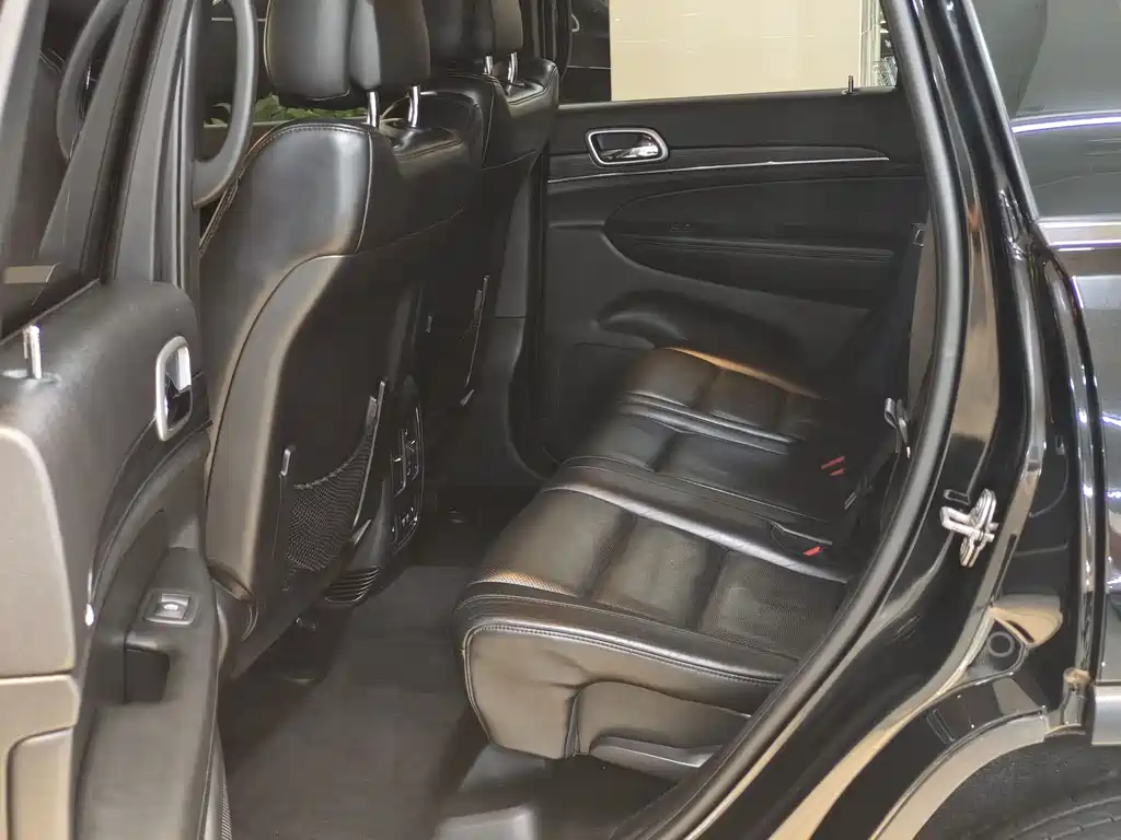 Jeep Grand Cherokee 2020 — фото 14