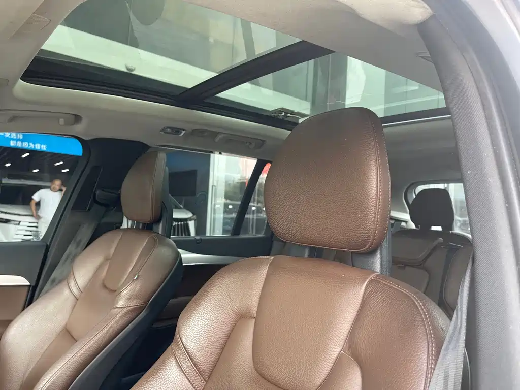 Volvo XC90 2018 — фото 14