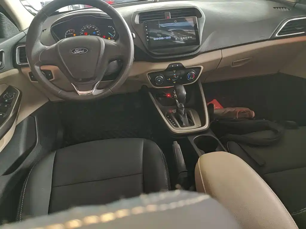 Ford Escort 2015 — фото 10