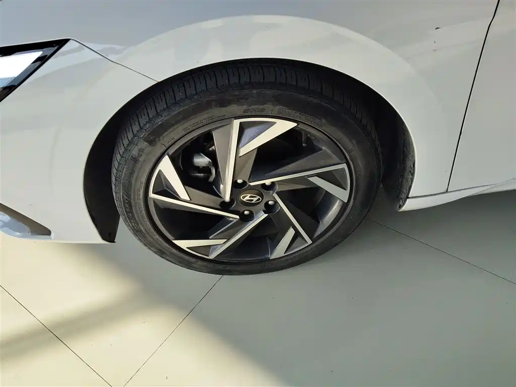 Hyundai Elantra 2023 — фото 23