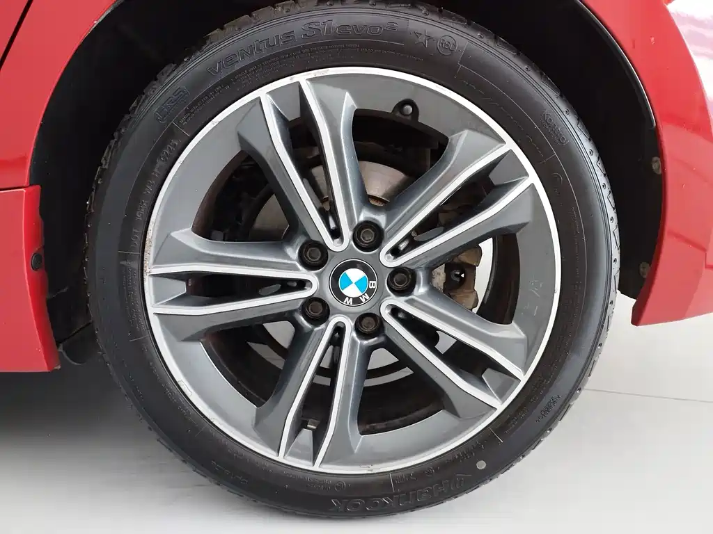 BMW 1 Series 2018 — фото 11