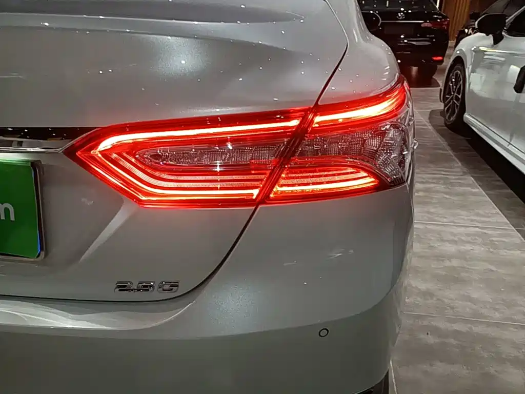 Toyota Camry 2023 — фото 8