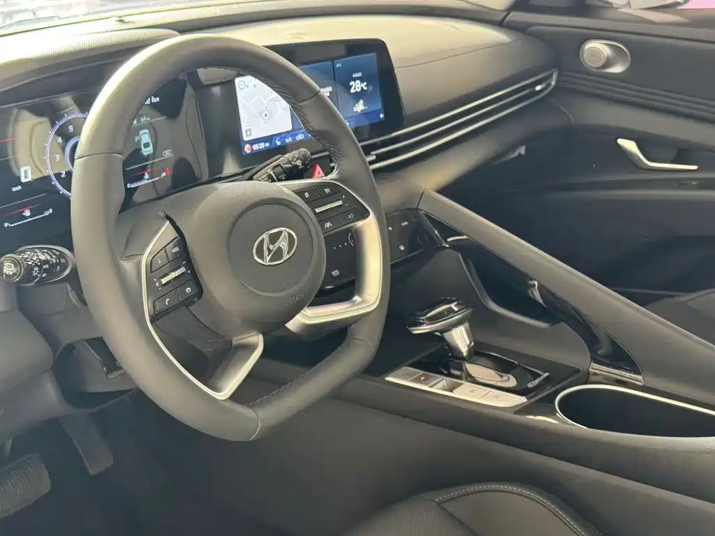 Hyundai Elantra 2022 — фото 10